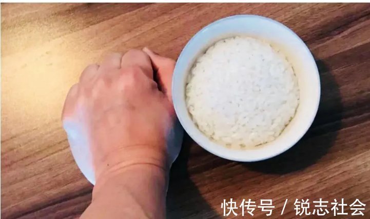 血糖控制|糖尿病人必看每天吃多少一只手就能掌握,简单好用,血糖不升