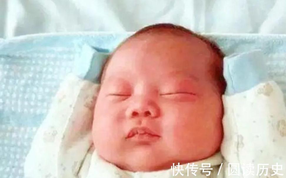 孩子|新生儿为什么偏爱投降式睡姿,需要纠正吗,很多家长做错了