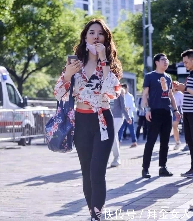 紧身打底裤穿出文艺优雅感,充满十足霸气