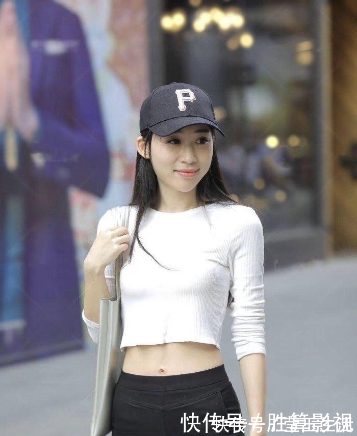 修身装|针织上衣搭配黑色紧身裤，秀出出彩的小蛮腰，彰显小家碧玉的感觉