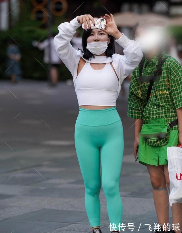 装扮 打底裤的装扮贴身舒适尽显时尚美女干净明朗的气质，更是让人心动！