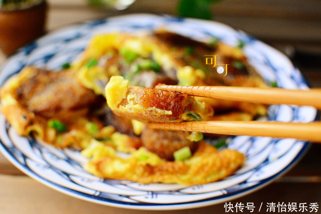 根葱|家里的粽子别再蘸糖吃了,换个吃法,2只鸡蛋1根葱,煎一煎太香了