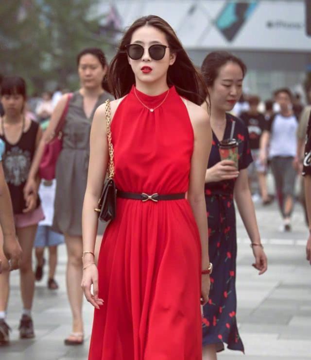 街拍:时髦气质的美女,格子裤搭配短袖,高贵中不失甜美的气息