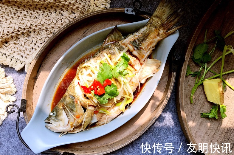 正确做法|做清蒸鲈鱼,蒸前抹盐抹生抽都不对!教您正确做法,鱼肉鲜香嫩滑