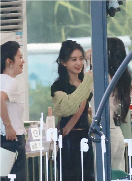 购物袋|都在抗拒《中餐厅5》姚安娜龚俊组CP,却偷偷嗑起了周也