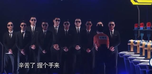 做法 《奔跑吧》和黑衣人赛跑,看清郭麒麟的做法后,黑衣人忍不住笑了
