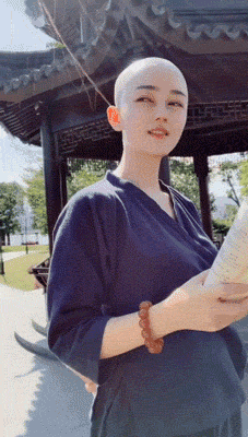 |搞笑gif:一场神奇的车祸,使这位司机红了