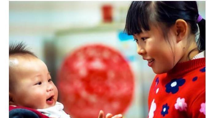 母亲|生2胎后,老大和谁睡,母亲的坚持被全家质疑,三年后被称赞精明