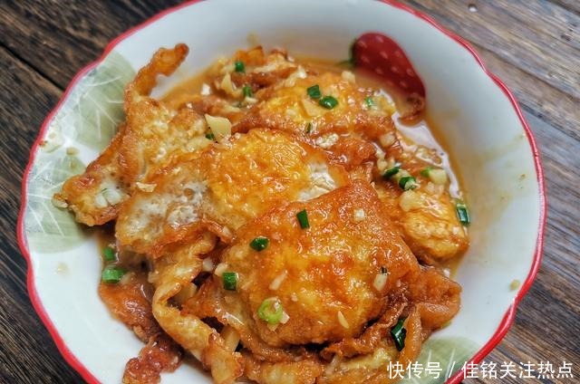 不用鸡蛋做的蒜香荷包蛋,外酥里嫩,下饭吃香喷喷