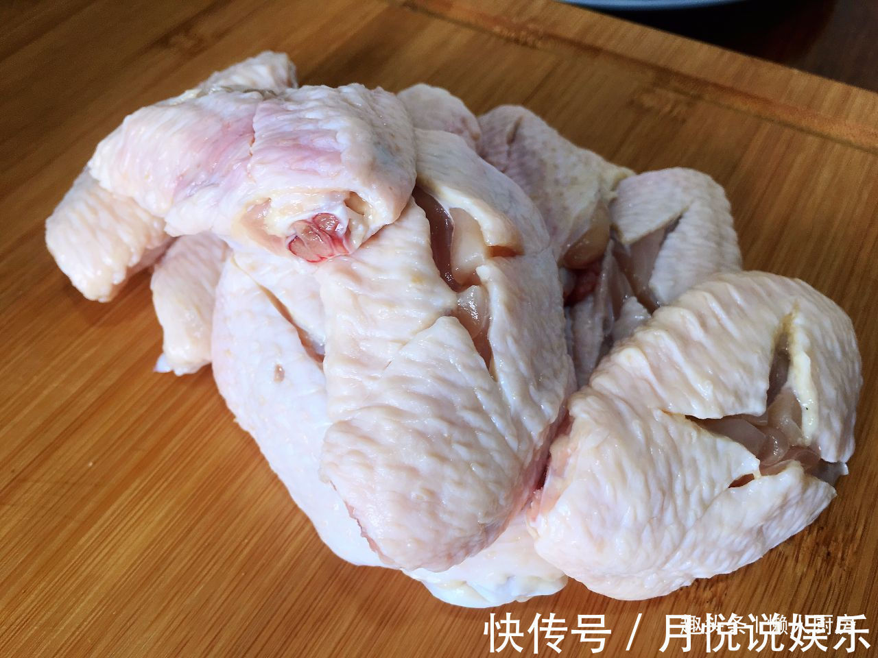 炸鸡翅我有小诀窍，这样炸出来的鸡翅又酥又香，色泽金黄