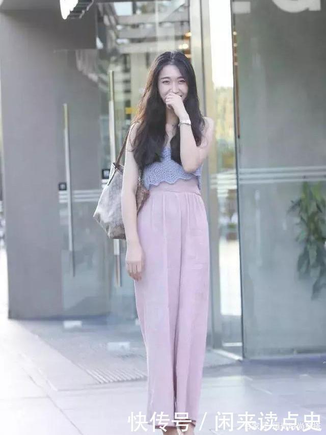 美女脚踩在一双粉色高跟鞋,让她看起来年轻又充满魅力