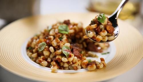  用来|入冬后，不吃玉米可惜了，2块一根，用来入菜营养美味，太馋人了