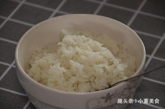 蒸米饭时，别只会加水蒸，多加这几步，蒸出的米饭又香又软