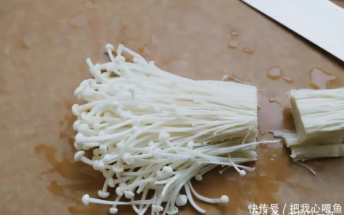 这才是金针菇最好吃的做法,金黄酥脆,做法简单,招待客人倍有面