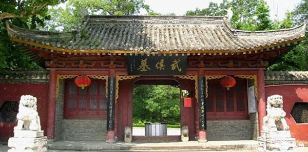 写出|刘伯温挖诸葛亮墓，见墓中8个字，赶紧磕头谢罪，后写出千古神书