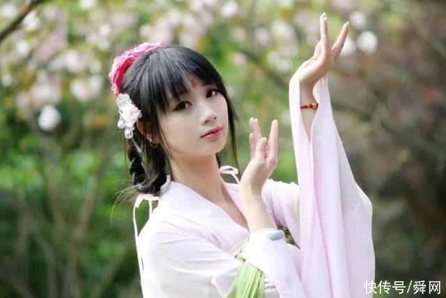 衣裳|“汉服小姐姐”在地铁走红，看到有人偷拍她做出了这一个动作
