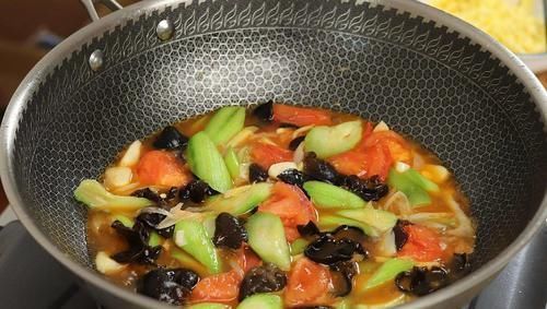 丝瓜皮|炒丝瓜时,记得不要直接下锅炒,多加这一步,丝瓜不发黑更有食欲