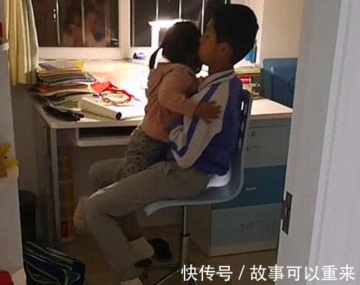 作业|哥哥正在写作业,妹妹突然哭着跑过去,妈妈在一旁笑着记录了一切