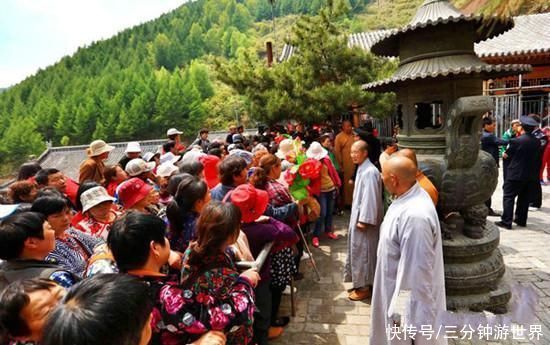 五台山最火爆的寺庙，磕头上香要排队，锦旗牌匾多到无处安放