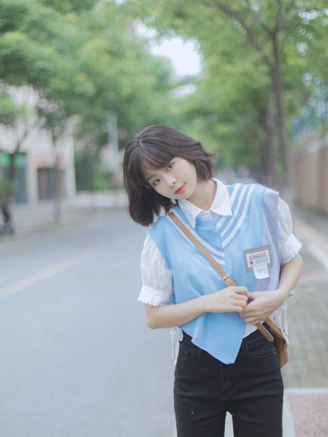 早秋|还在上学的女生可以这样穿,白色卫衣搭配百褶裙,款式百搭又休闲