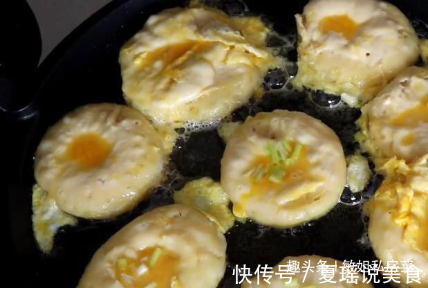 鸡蛋饼新做法,不用揉面,筷子一搅,营养好吃,咬一口满嘴香