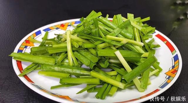 豆皮和粉条一起炒，粉丝根根顺滑鲜香入味，吃一次就会念念不忘