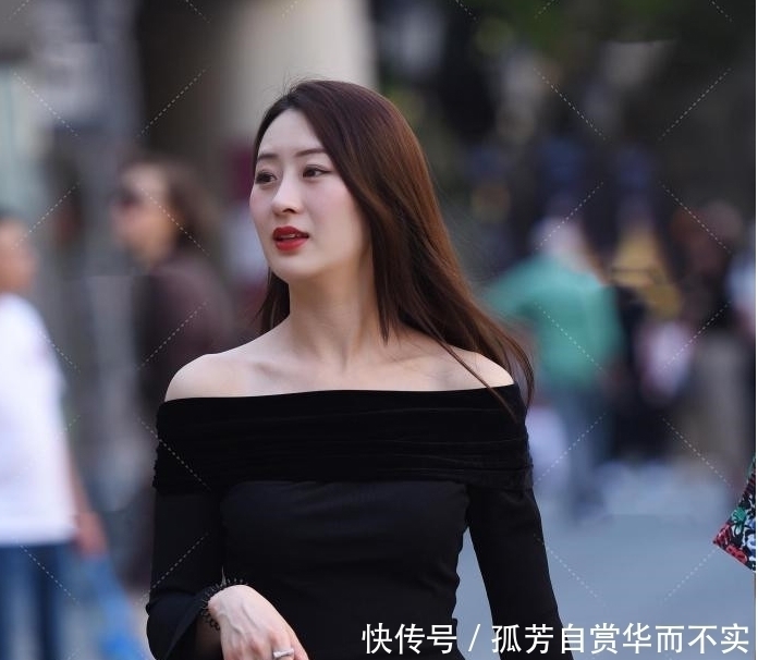 牛仔裤|一字肩丝绒上衣搭配米色牛仔裤，增添了几分高贵感