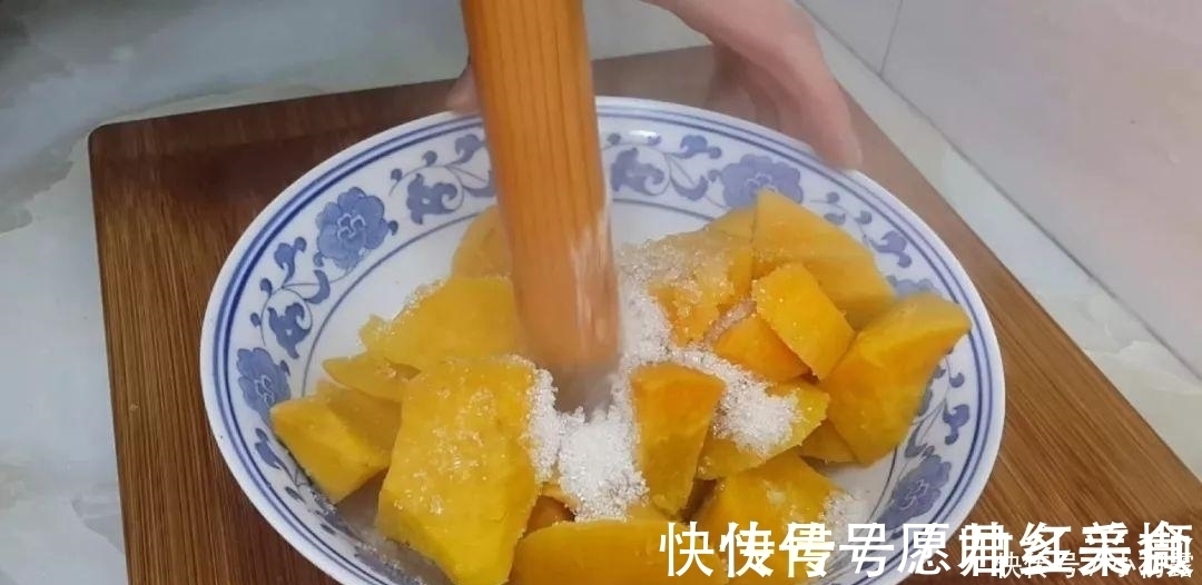 红薯这样做才最好吃,一蒸一切,比豆沙糕都好吃,一口一个真解馋