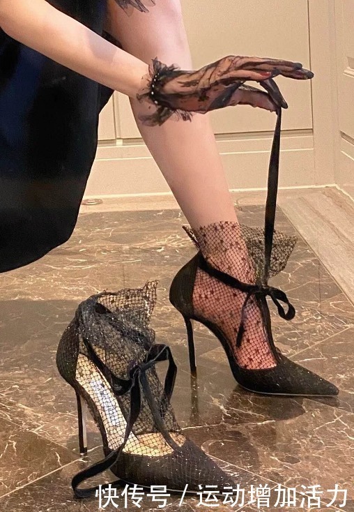 高跟鞋的网纱是弹力的,而且有系带,丝毫不用担心不好穿!