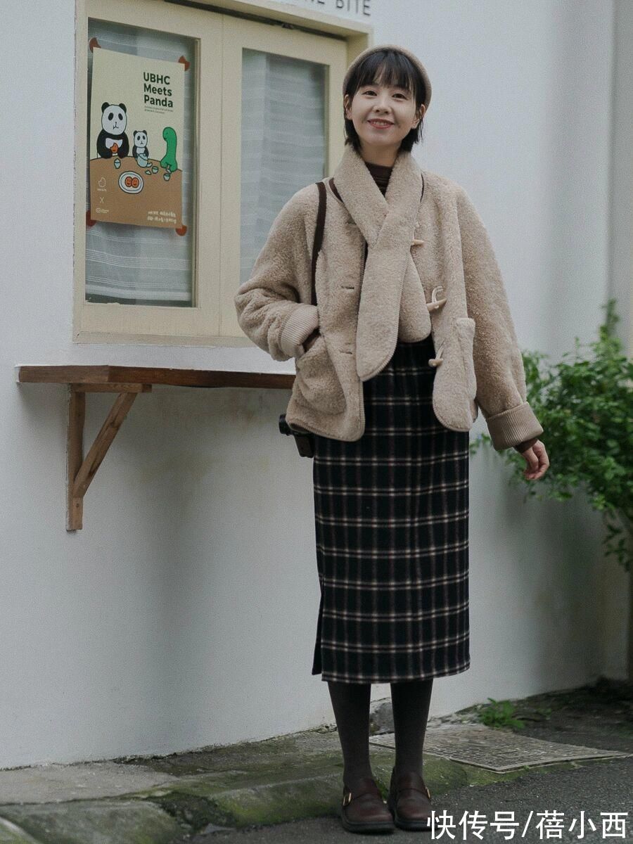 羊羔|冬季还是穿“羊羔毛外套”最减龄,配半身裙、小黑裤,时髦又洋气