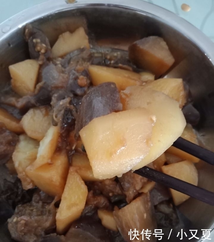 它和土豆一起吃,隔三差五吃,隔天排出宿便,口臭便秘慢慢没了