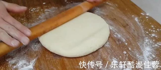 做法|小小芝麻发面饼的简单做法,半袋牛奶来帮忙,营养丰富吃不腻