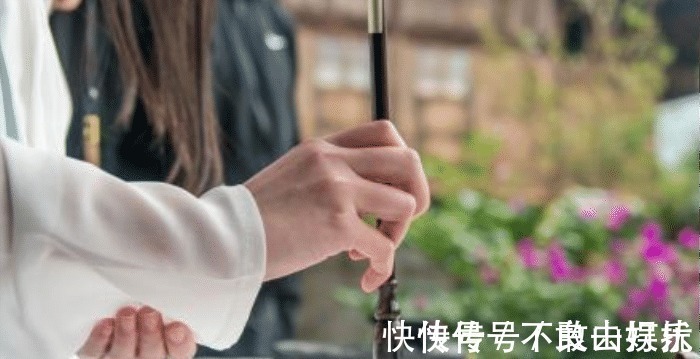 上联@女子出上联“银枪虽利,难破千年草地”,男子的下联,堪称绝句!
