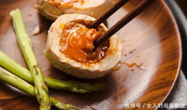 流油|央视又“曝光”了!一戳就流油的海鸭蛋,这流出的“油”哪来的