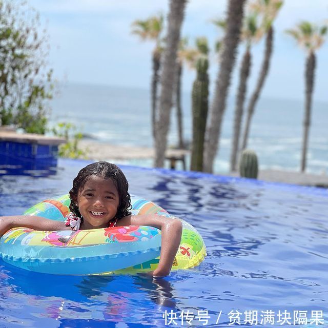 瓦妮莎|科比妻子教小女儿游泳,小姑娘很勇敢,直接跳进水里开心玩乐