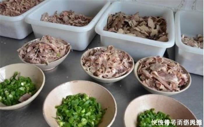 这个才是正宗的羊肉汤,水龙头从来没关过,乳白色的汤就看出了羊肉