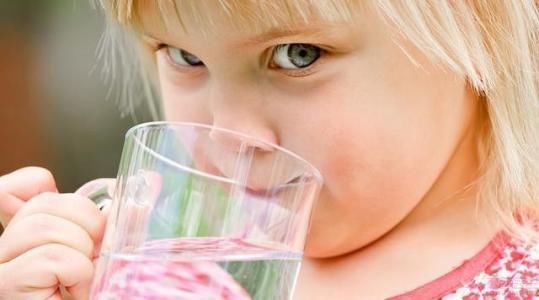 奶瓶|美国科学家建议这个行为对于宝宝的智力很重要 6个月就可以做