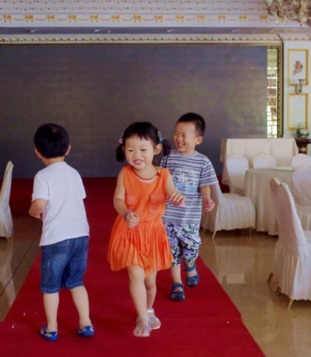 熊孩子上幼儿园,给女同学提供“一条龙”按摩服务,老师无法淡定