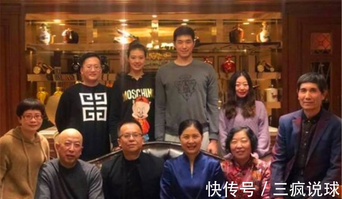 奥运会|张常宁1家13口聚餐过年!父亲+哥哥+老公皆帅气,4岁侄子身高出众