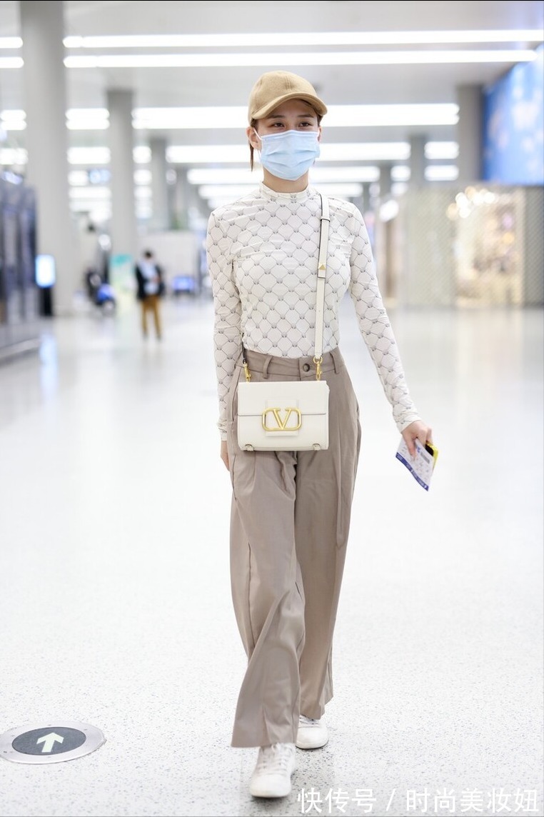 高级感|何超莲不愧是“真名媛”,打底衫配阔腿裤穿出高级感,气质绝了