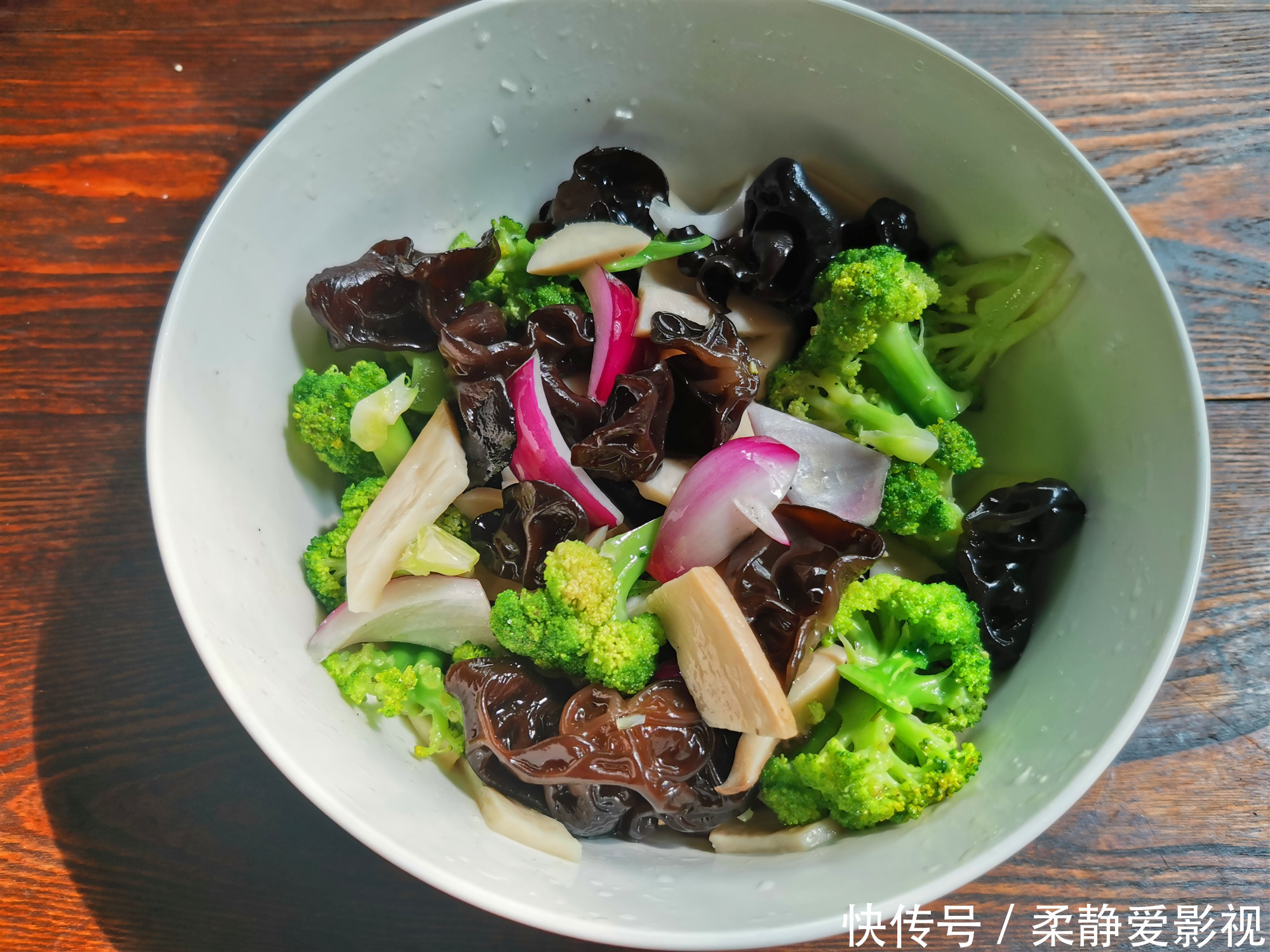 放在冷水中|夏季天热,吃肉不如吃这个菜,营养全面,开胃下饭,清肠排毒