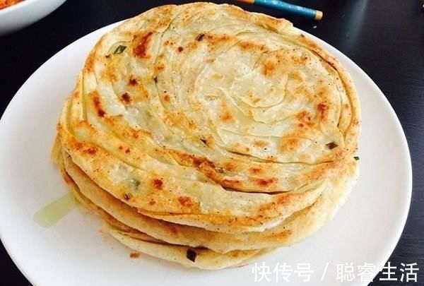 微微一笑|烙饼时，直接加水大错特错！面点师傅：加点它，又香又软还出层