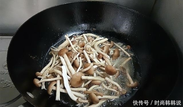 医生不会告诉你，这蔬菜是强碱性食物，补血防脱发，年纪大要多吃