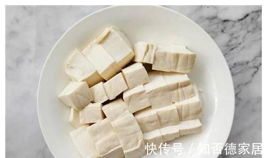 此菜4块钱能炖一锅,清除体内“垃圾”,补血脸色好,显年轻