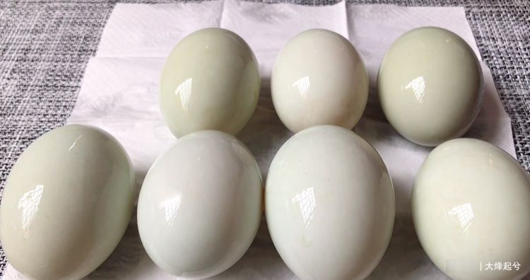把白酒倒进鸭蛋里，真是厉害了，个个翻沙流油，吃着满嘴留香