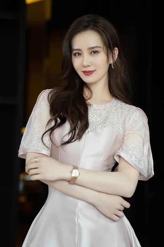 缎面裙|女明星一穿就出圈的缎面裙 怎么穿出高级感？