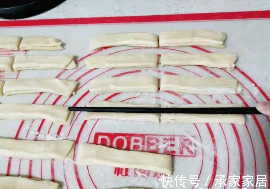 酥脆|炸油条用放酵母吗？教你正确做法，出锅金黄酥脆，凉了也不硬