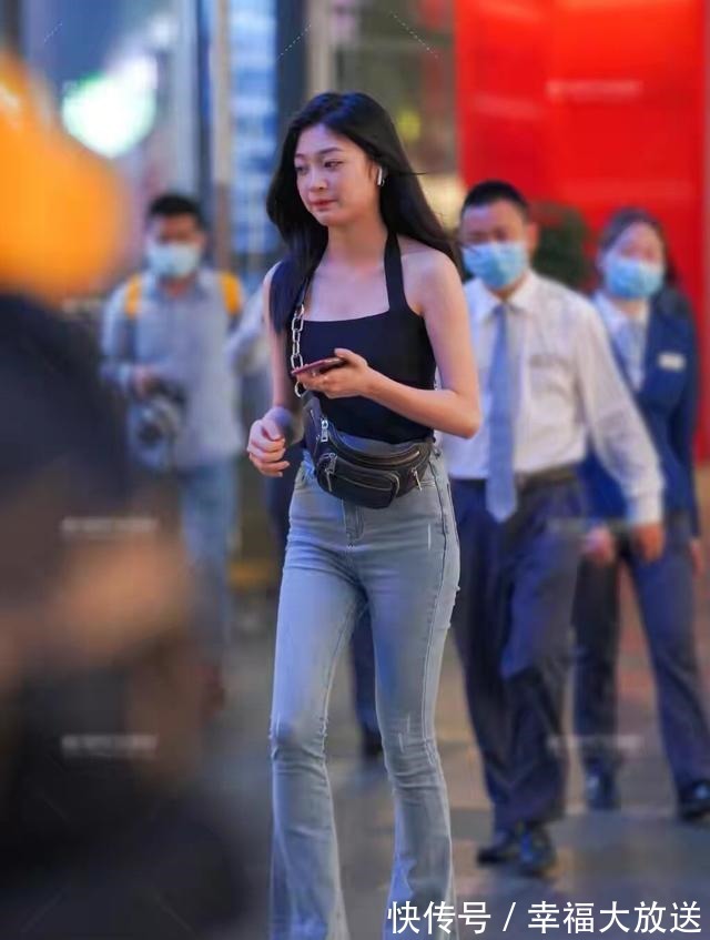 牛仔裤 挂脖衫配喇叭牛仔裤，你就是街上最美的风景，靓丽显身材！