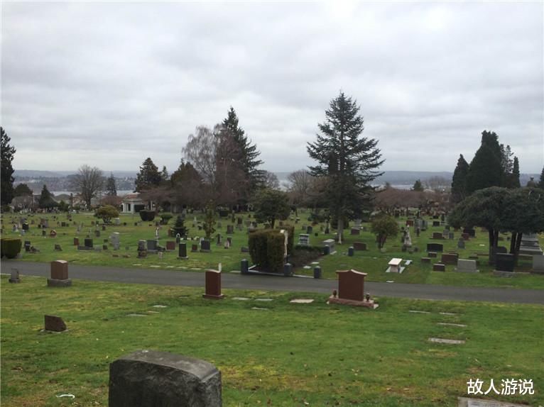 守墓|李小龍去世后愛徒為他守墓，兒子陪伴身邊，墓碑上12個字令人深思