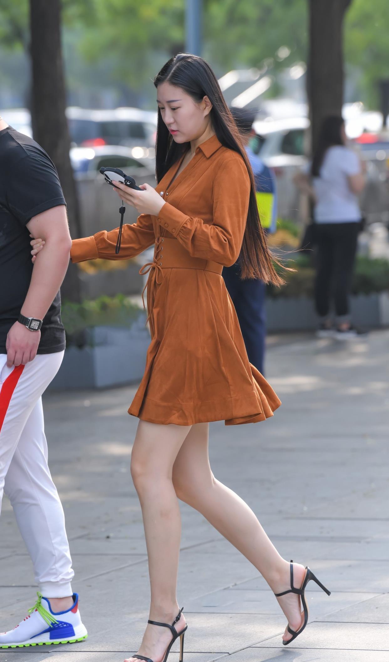 初秋时节,美女选择丝绒连衣裙,搭配一字带凉鞋,时髦又洋气